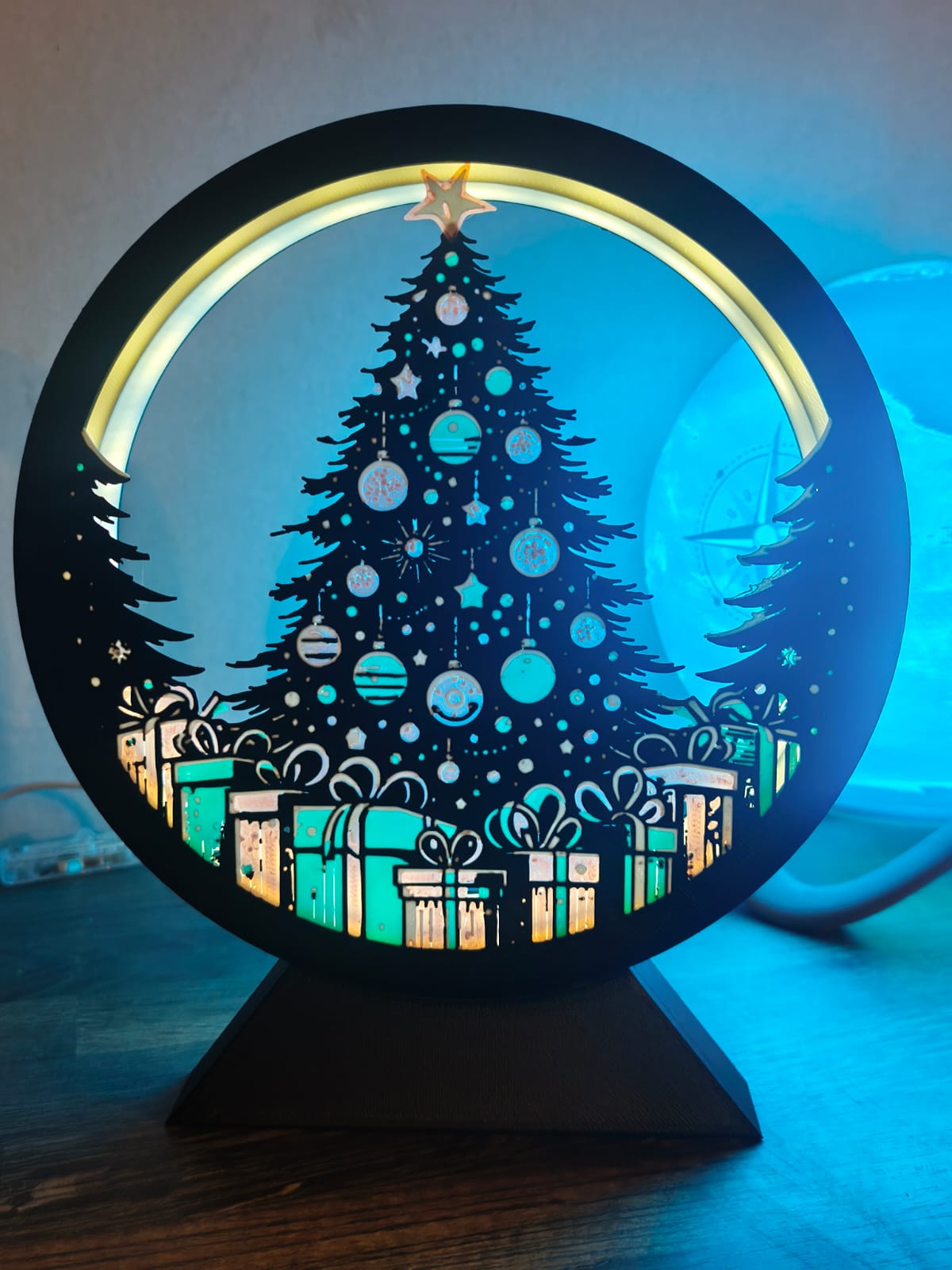 Greznā egle ar dāvanām