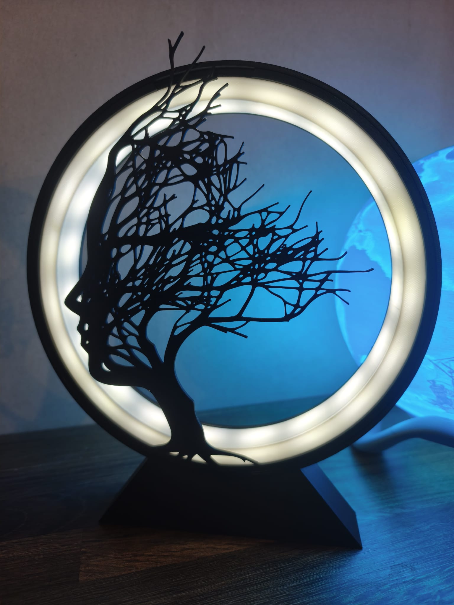 Lampa "Sievietes profils ar koku zariem"